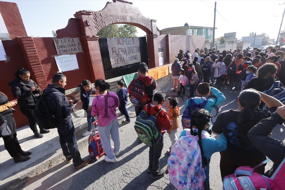 !La quieren jubilar¡ Padres de familia enfurecidos piden renuncia de directora en Calimaya