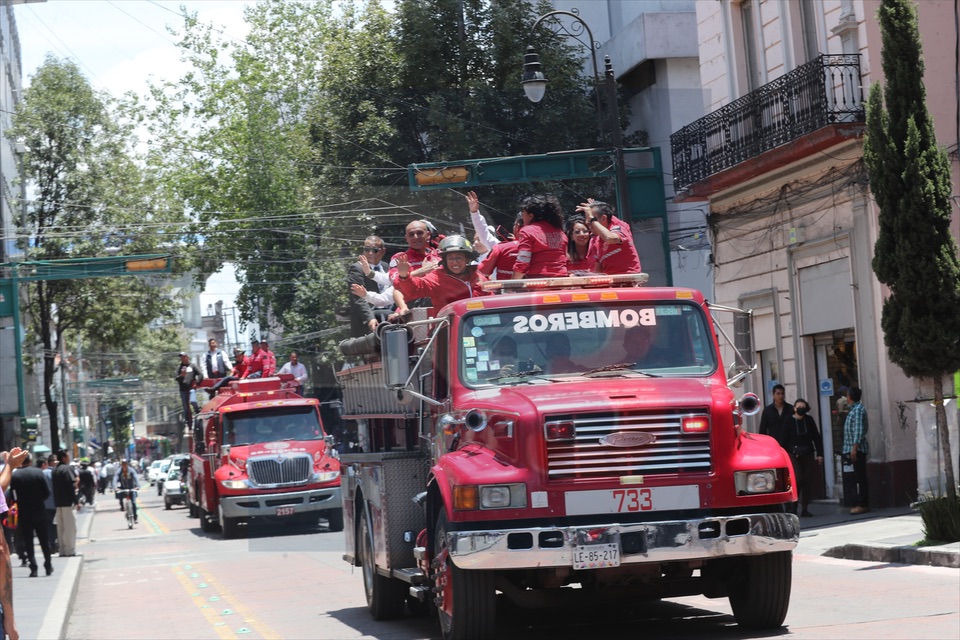 Celebran Bomberos de Toluca con desfile
