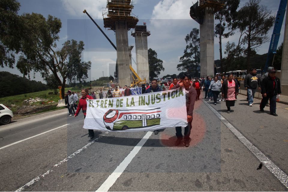 Bloquean comuneros afectados por el tren la carretera México Toluca