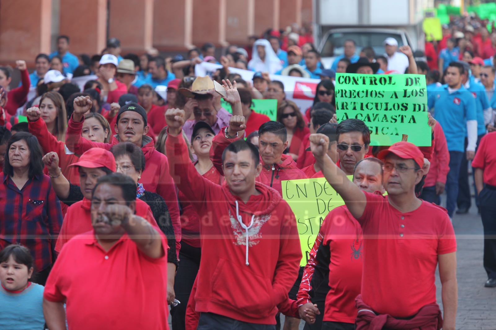 Se manifiestan trabajadores de Telmex en la capital estatal