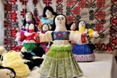 Ofrecen muñecas artesanales como opción  para regalos navideños