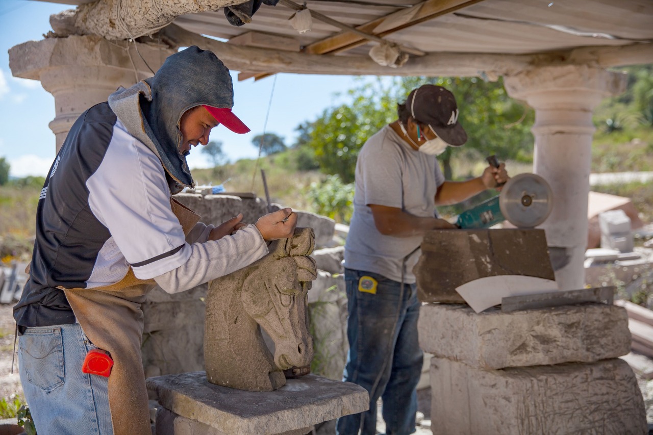 Labran figuras en lapidaria y cantera artesanas y artesanos mexiquenses