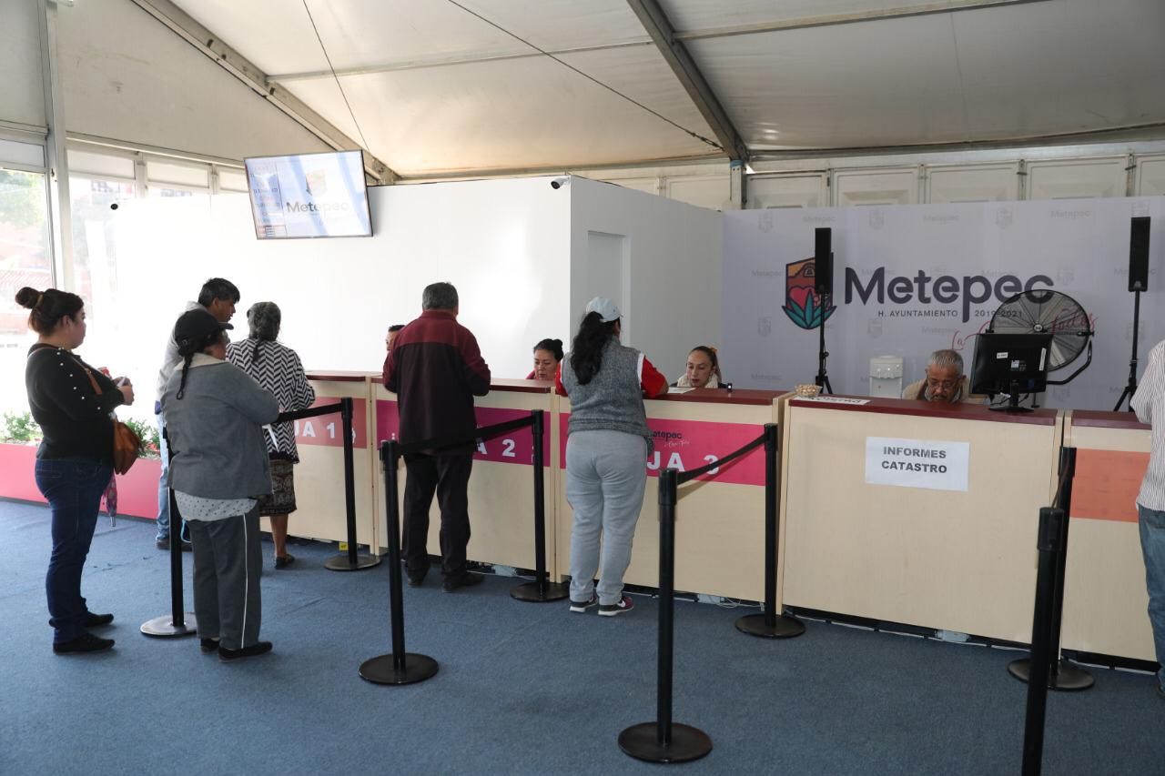 Vecinos de Metepec aprovechan descuentos en pago de contribuciones