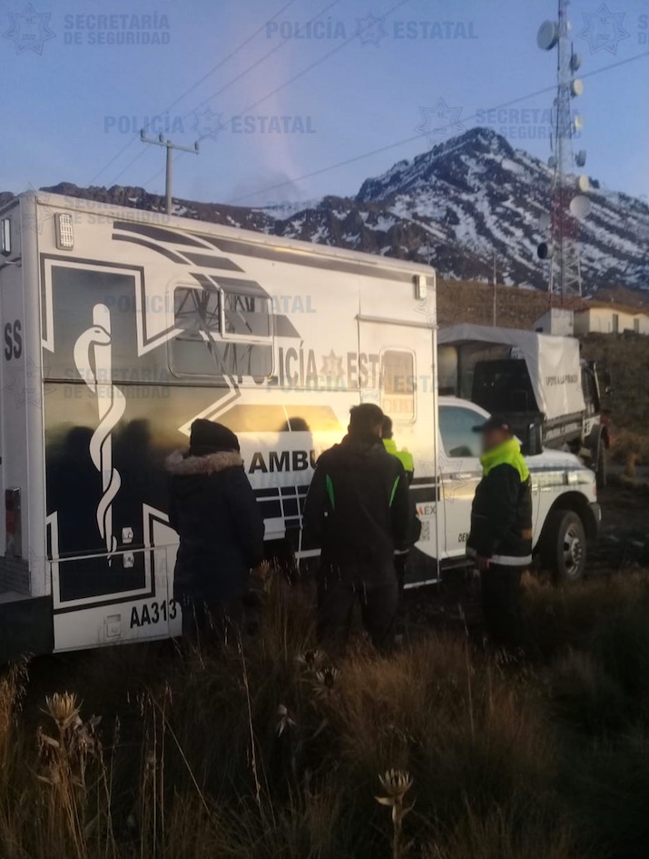 Rescata policía de alta montaña a dos personas extraviadas en el nevado de Toluca