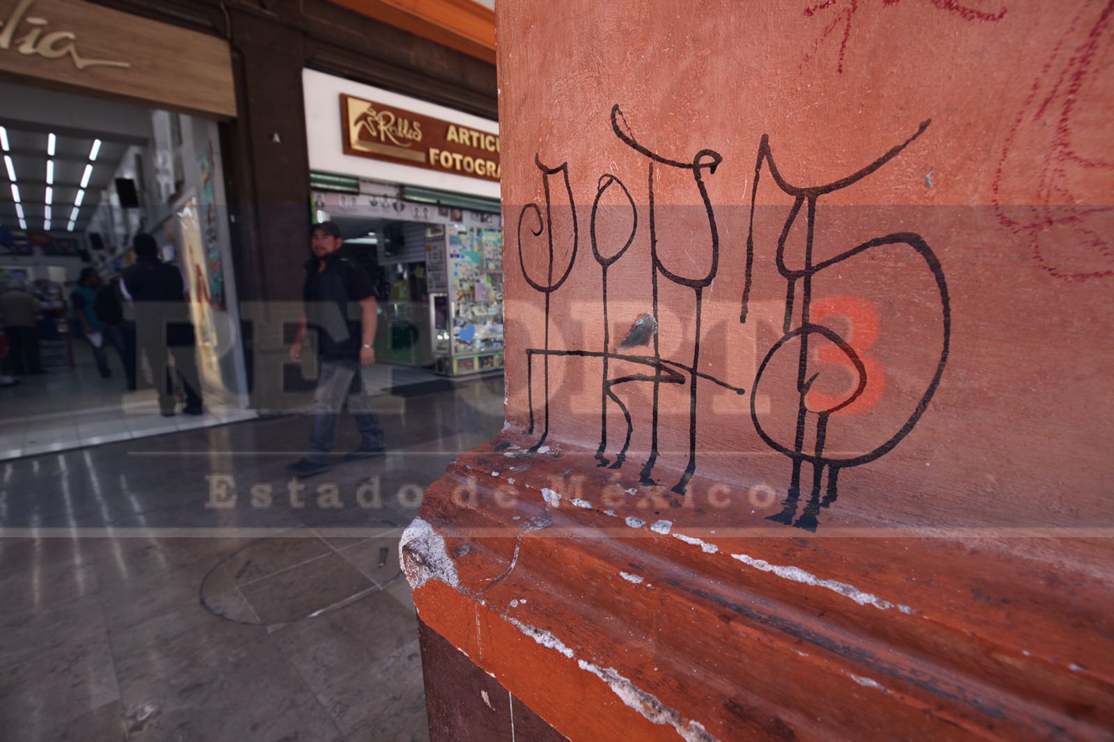 Grafitean Portales de Toluca, nadie los cuida
