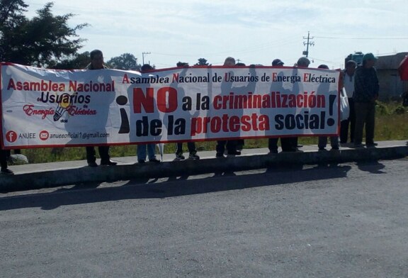 Protestan luchadores sociales en contra de la represión.