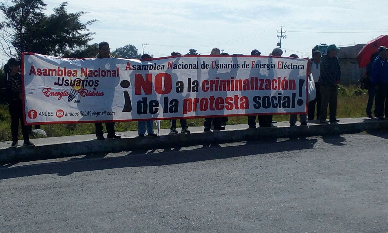 Protestan luchadores sociales en contra de la represión.