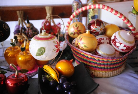 Revive artesana de El Oro tradición de esferas artesanales