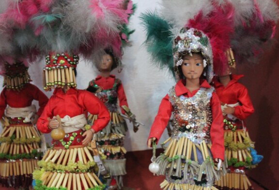 Alista secretaría de cultura exposición de vestidos tradicionales por amor a México