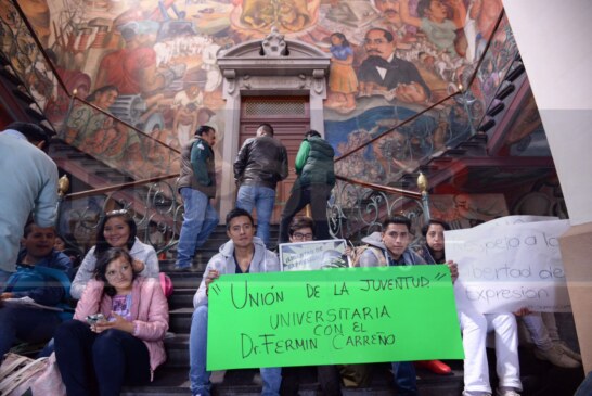 Se manifiestan alumnos en respaldo a Fermín Carreño