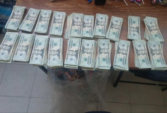 Entregan policías de Naucalpan 420 mil pesos hallados en la calle a la fiscalía