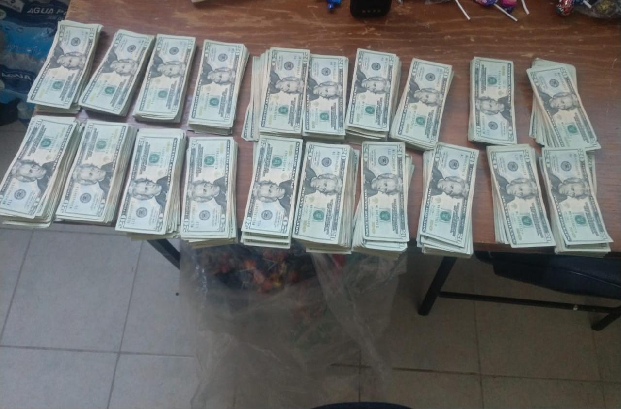 Entregan policías de Naucalpan 420 mil pesos hallados en la calle a la fiscalía