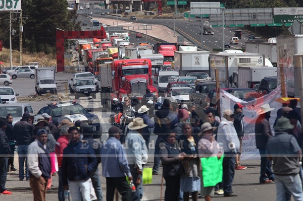 Cierran habitantes de Acazulco la carretera con dirección a la capital mexiquense