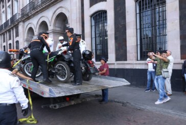 Libera autoridad de Toluca banquetas y andadores ocupados por motocicletas