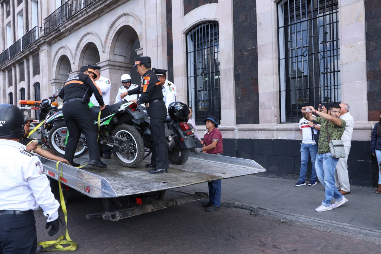 Libera autoridad de Toluca banquetas y andadores ocupados por motocicletas